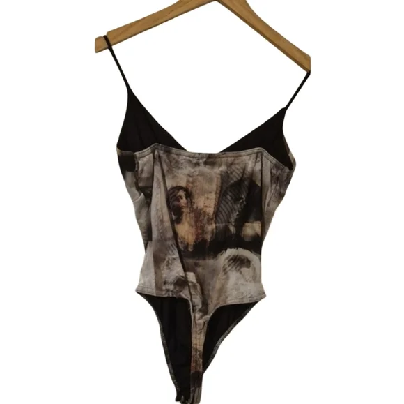PrettyLittleThing Nude Mesh Abstract Renaissance Print Cup Detail Bodysuit - Picture 4 of 5